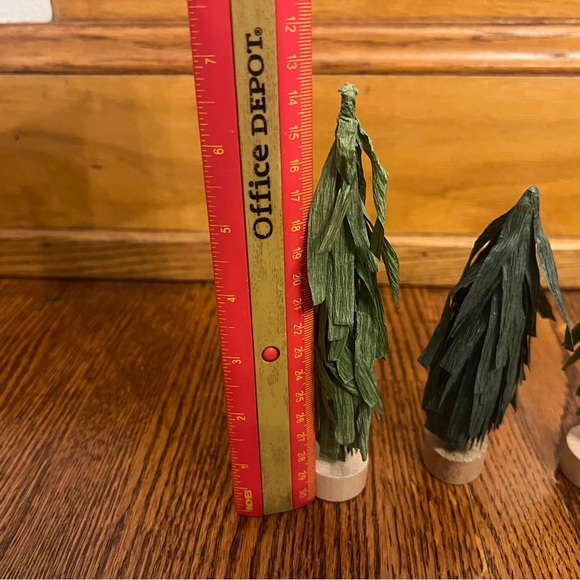 Green and White Holiday Tree Decorations - Picture 5 of 7